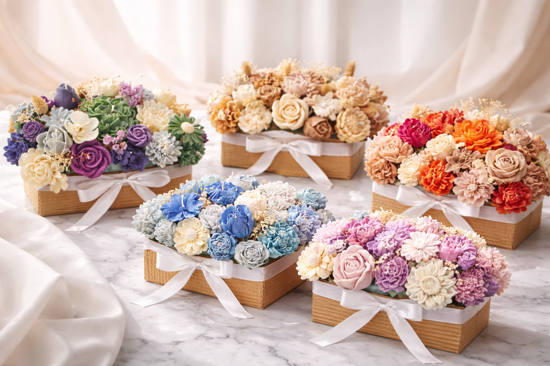Cinco centros de mesa florales en cera artesanal con paletas tendencia 2026, composición editorial de lujo sobre mármol, decoración exclusiva para bodas elegantes y wedding planners premium.