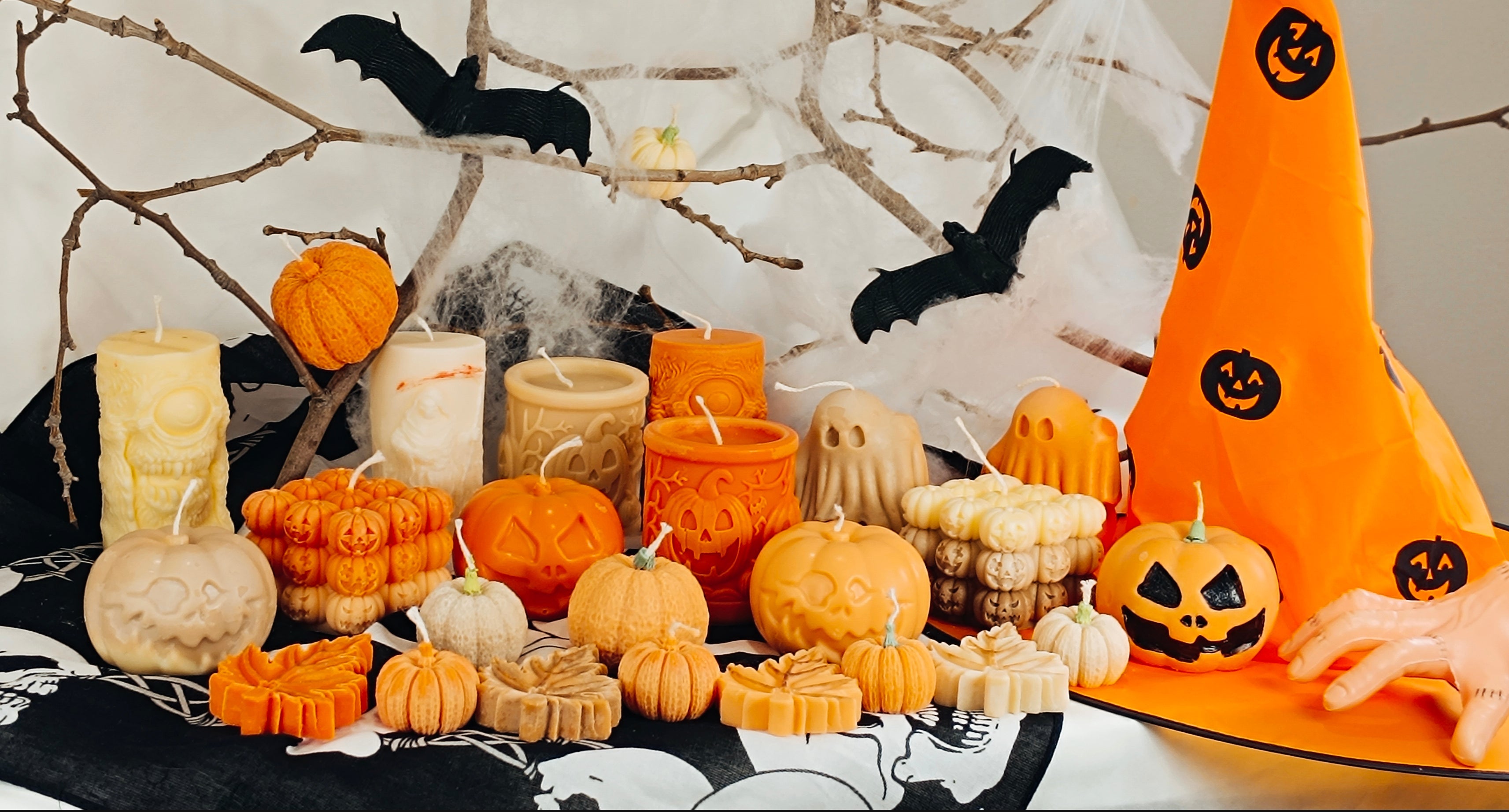 Colección de velas artesanales para Halloween con diseños de calabazas, calaveras y fantasmas, hechas a mano en Barcelona.