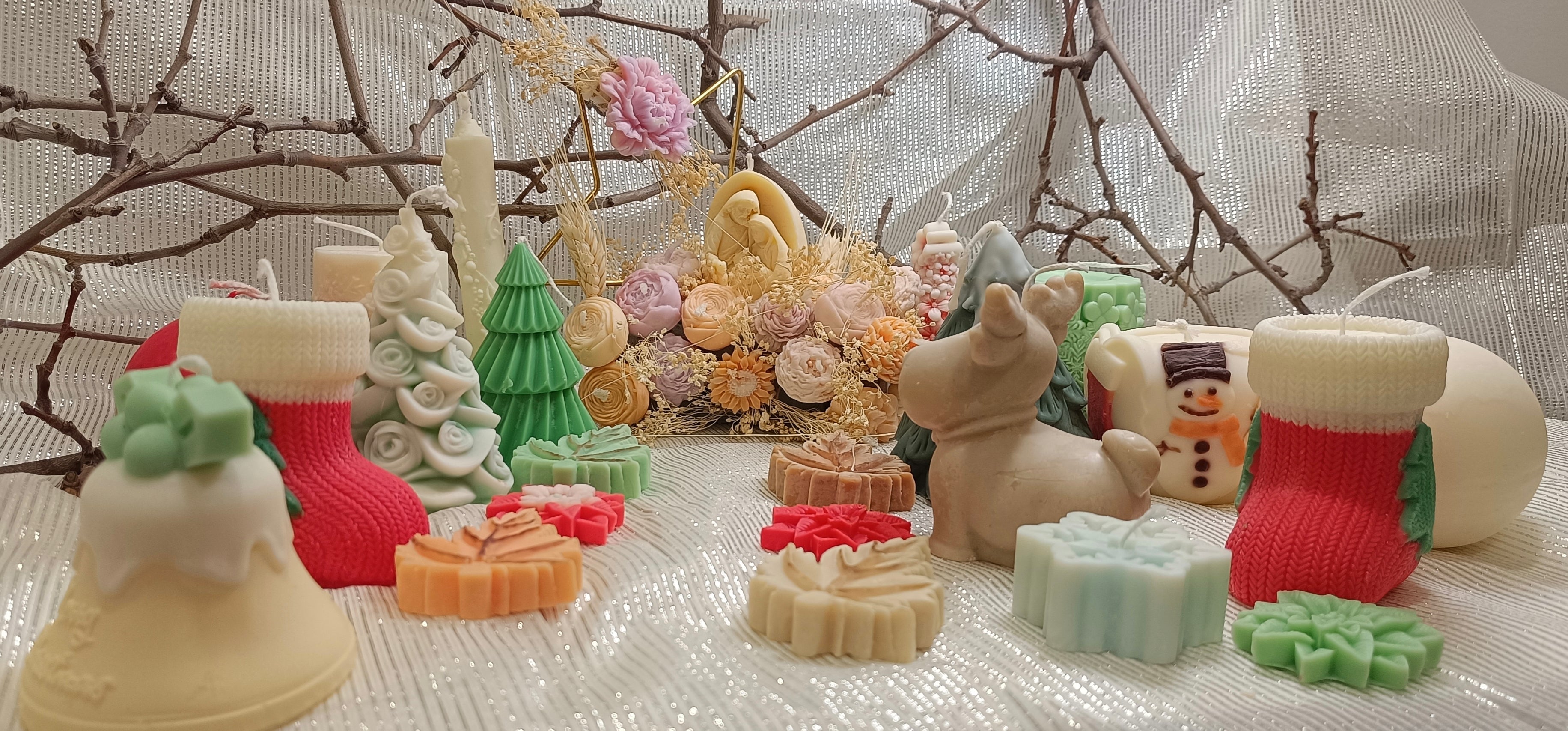 Colección de velas artesanales de Navidad para decoración y regalos, hechas a mano con cera natural en Barcelona.