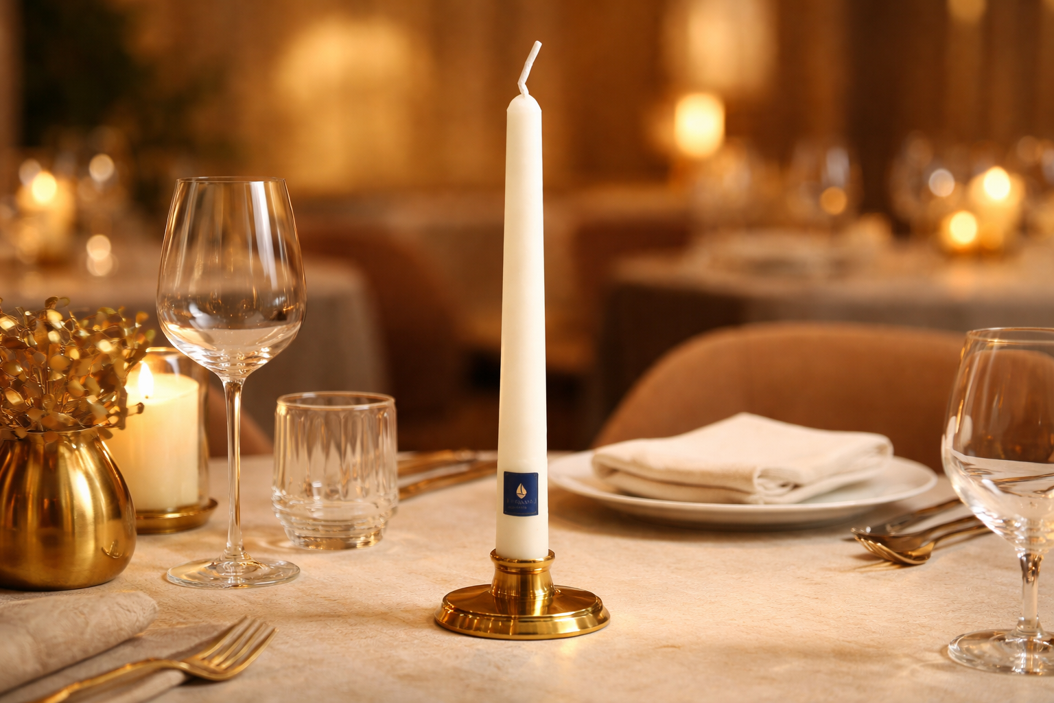 Velas cónicas Áurea de lujo en color carmesí sobre candelabros, dispuestas en una mesa de banquete nupcial al atardecer junto al mar, con arreglos florales elegantes y estética de boda exclusiva.