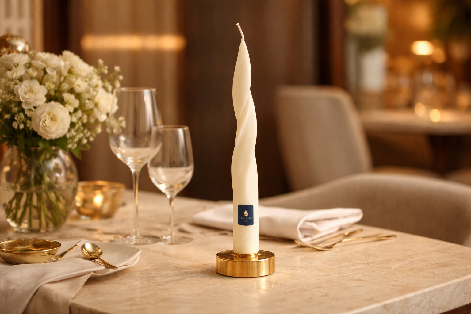 Velas cónicas de autor de la colección Aura Atelier decorando una mesa elegante para eventos y celebraciones de lujo, con iluminación cálida y diseño sofisticado