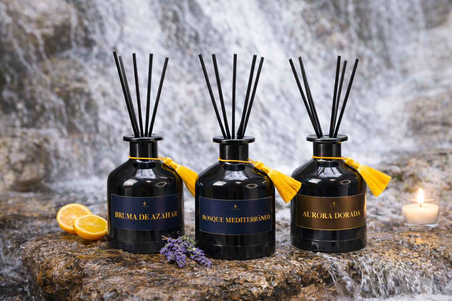 Difusores de fragancia de lujo de la Colección HÁBITAT de A Toda Vela BCN, presentados en frascos negros con detalles dorados sobre pedestales de mármol, en un entorno natural y sofisticado que evoca calma, presencia y elegancia.