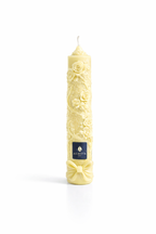 Vela cónica de autor Aura Atelier ROSAE con diseño floral ornamental, elaborada artesanalmente en color Amarillo.