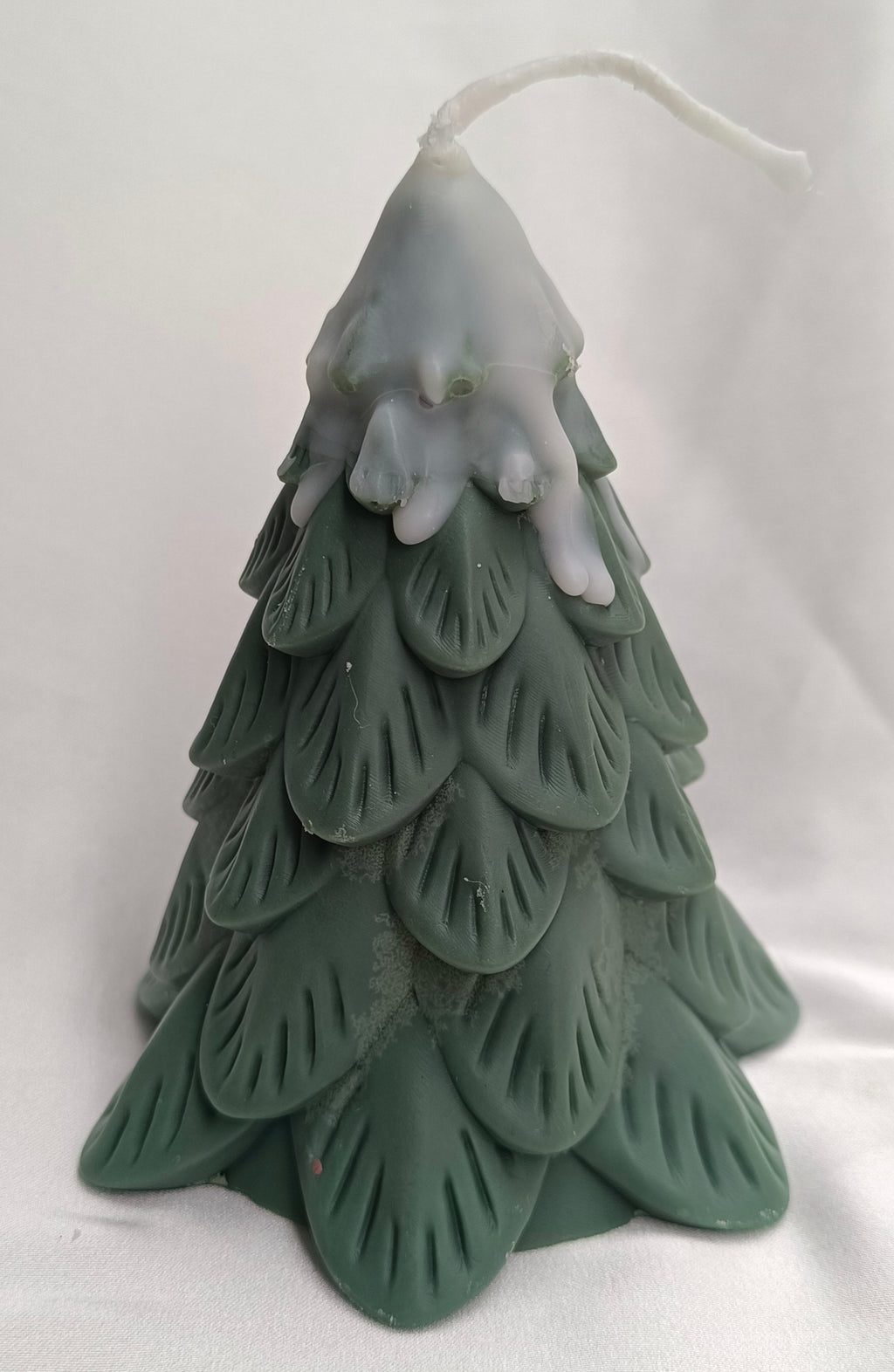 Vela artesanal Árbol de Navidad verde pino con efecto nieve en la punta, decoración festiva hecha a mano.