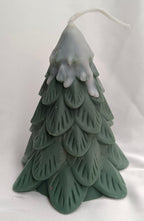 Vela artesanal Árbol de Navidad verde pino con efecto nieve en la punta, decoración festiva hecha a mano.