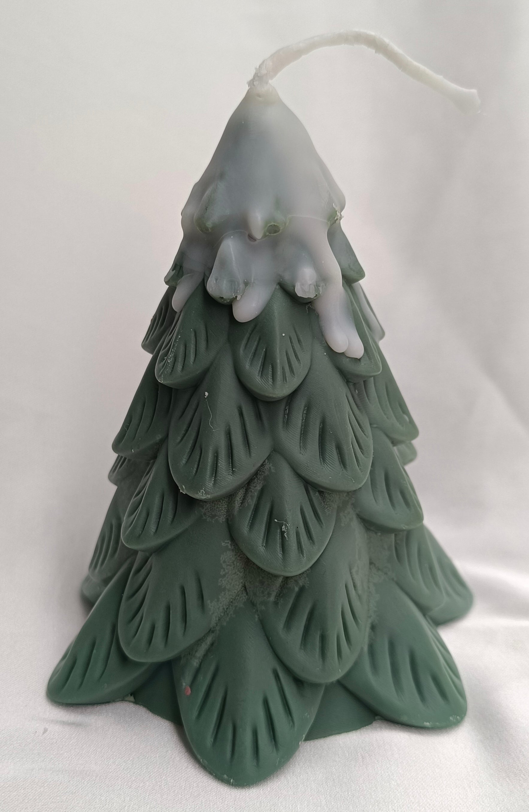 Vela artesanal Árbol de Navidad verde pino con efecto nieve en la punta, decoración festiva hecha a mano.
