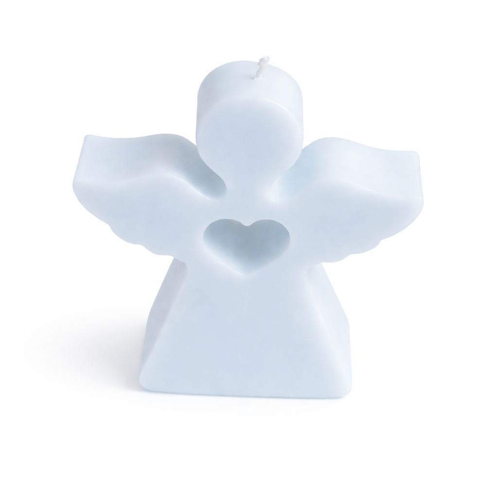 Vela artesanal en forma de ángel minimalista azul pastel con corazón calado, elaborada en cera natural, detalle elegante para bautizo, comunión o decoración espiritual moderna.