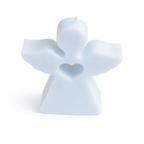 Vela artesanal en forma de ángel minimalista azul pastel con corazón calado, elaborada en cera natural, detalle elegante para bautizo, comunión o decoración espiritual moderna.