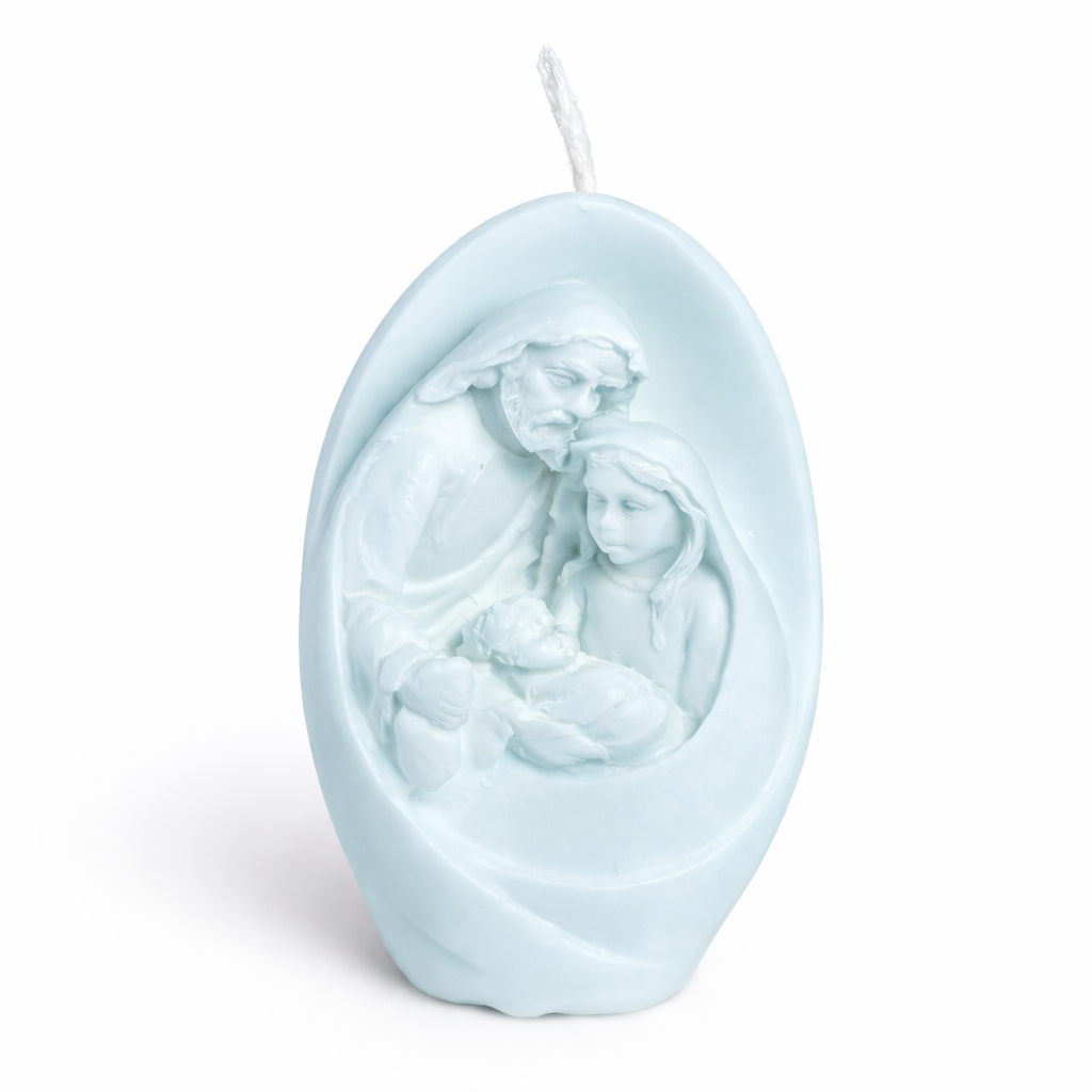 Vela decorativa religiosa en azul pastel con relieve de Sagrada Familia, pieza artesanal en cera premium, recuerdo elegante para bautizo o celebración espiritual.

