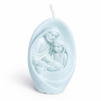 Vela decorativa religiosa en azul pastel con relieve de Sagrada Familia, pieza artesanal en cera premium, recuerdo elegante para bautizo o celebración espiritual.

