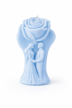 Vela escultórica romántica en color azul cielo con pareja de novios en relieve y rosa superior, elaborada en cera natural premium, diseño artístico con inscripción “God is Love”, pieza decorativa espiritual ideal para boda, aniversario o regalo elegante.