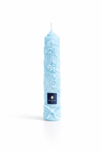 Vela cónica de autor Aura Atelier ROSAE con diseño floral ornamental, elaborada artesanalmente en color Azul Cielo. 