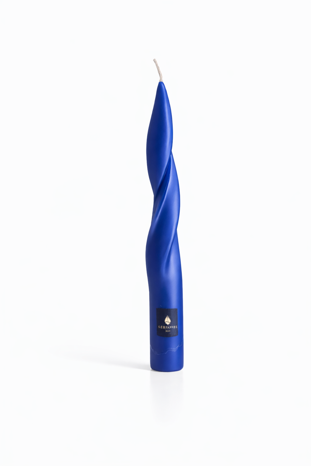 Vela cónica de autor Aura Atelier ÉCLAT con forma escultórica, elaborada artesanalmente en color Azul Royal.