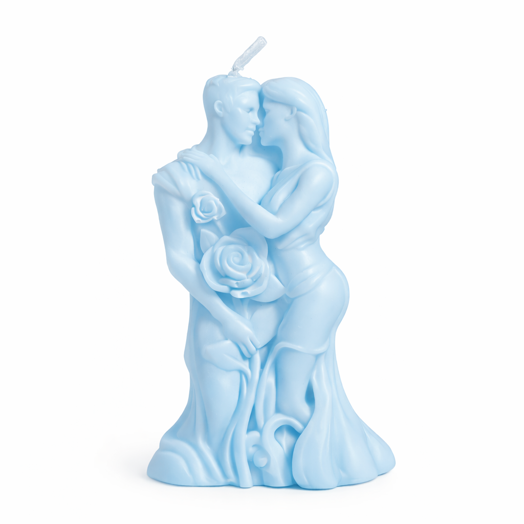 Vela escultórica azul cielo con pareja abrazada y rosas en relieve, diseño romántico artístico en cera natural premium, pieza decorativa elegante para regalo de boda, aniversario o San Valentín, fotografía minimalista fondo neutro estilo editorial de lujo.