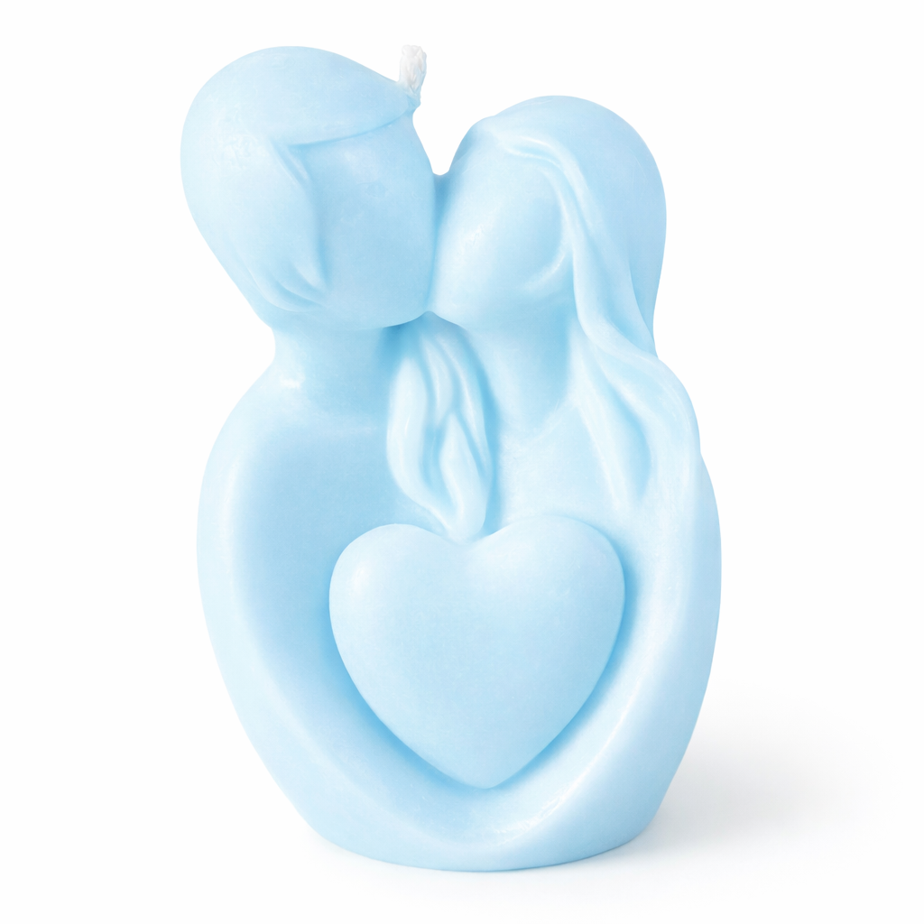 Vela escultórica romántica azul cielo con silueta minimalista de pareja abrazada sosteniendo corazón, diseño moderno en cera artesanal premium, decoración elegante para regalo de boda, aniversario o San Valentín, fondo neutro estilo editorial de lujo.