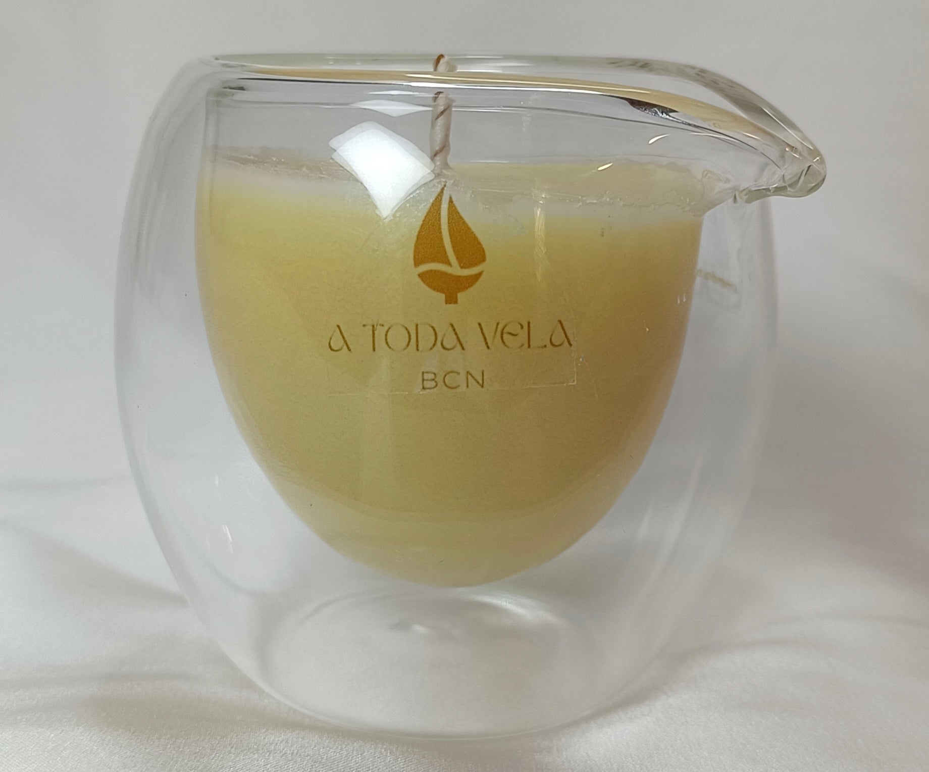 Vela de masaje Nagomi 'Amai Daichi' en recipiente de cristal de doble pared, para rituales de bienestar con aroma dulce y gourmand.