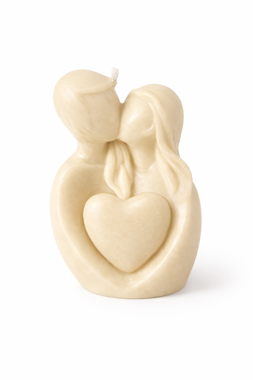 Vela decorativa en tono beige champagne con pareja enamorada y corazón central, escultura contemporánea en cera natural de acabado suave, pieza romántica para interiorismo sofisticado y regalo exclusivo, fotografía minimalista fondo claro estilo Vogue.