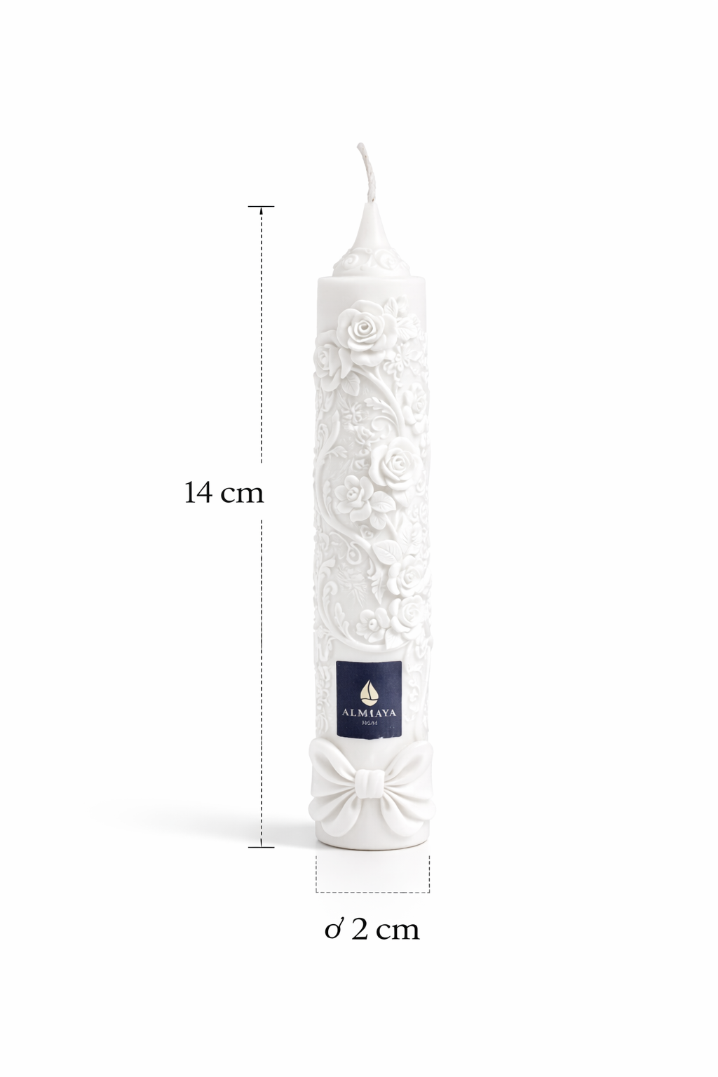 Vela artesanal blanca de diseño floral con relieve de rosas, dimensiones 14 cm de alto y 2 cm de diámetro, fotografía de producto para e-commerce de lujo con fondo blanco.