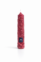 Vela cónica de autor Aura Atelier ROSAE con diseño floral ornamental, elaborada artesanalmente en color Rojo Borgoña.