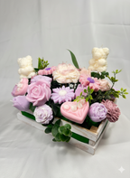 Centro de velas de cera vegetal en caja de madera. Escultura floral vintage con figuras de bebé, souvenir de lujo para regalo de nacimiento.