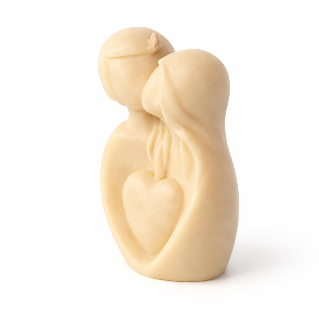 Vela artística color camel vista lateral con figura de pareja fundida en abrazo íntimo y corazón integrado, diseño escultórico moderno en cera premium, objeto decorativo romántico de lujo para hogar elegante.