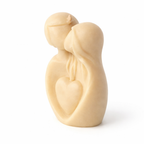 Vela artística color camel vista lateral con figura de pareja fundida en abrazo íntimo y corazón integrado, diseño escultórico moderno en cera premium, objeto decorativo romántico de lujo para hogar elegante.
