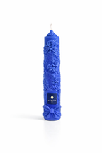 Vela cónica de autor Aura Atelier ROSAE con diseño floral ornamental, elaborada artesanalmente en color Azul Cobalto.