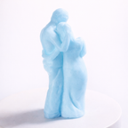 Vista posterior de vela escultórica de pareja abrazada en tono azul pastel, diseño emocional y moderno en cera ecológica, fotografía de estudio con iluminación suave y estética de lujo.