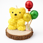 Vela decorativa artesanal en forma de osito amarillo con globos brillantes en rojo, verde y dorado, presentada sobre base de madera natural, fotografía de estudio con estética de lujo contemporáneo.