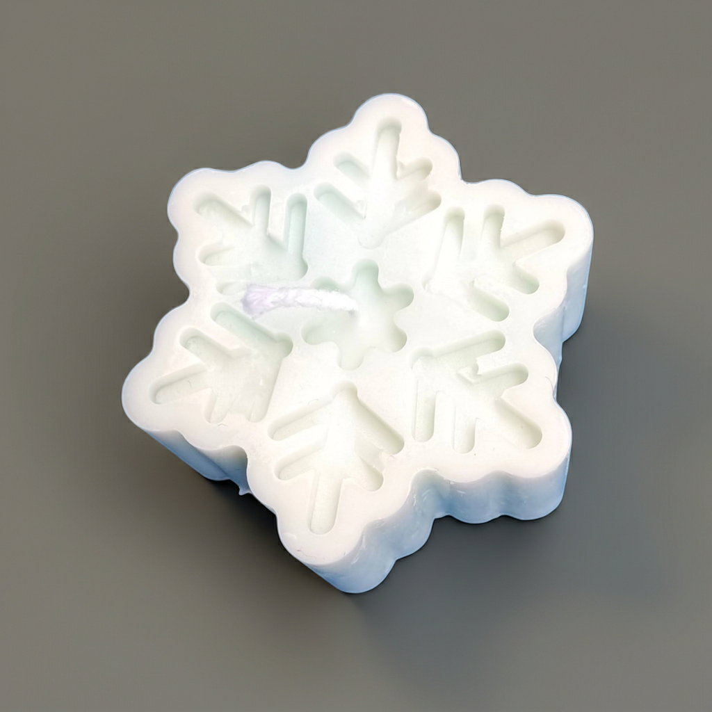 Vela Artesanal Copo Nieve Navidad de cera de soja, vista de cerca con detalles en azul hielo.
