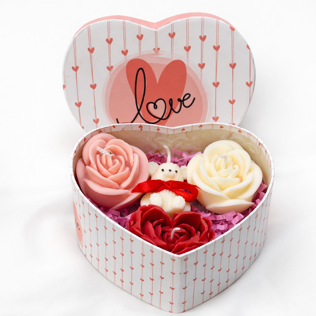 Centro floral de cera romántico en caja con forma de corazón, con flores en tonos rosa, rojo y blanco y detalle decorativo, ideal como regalo para San Valentín