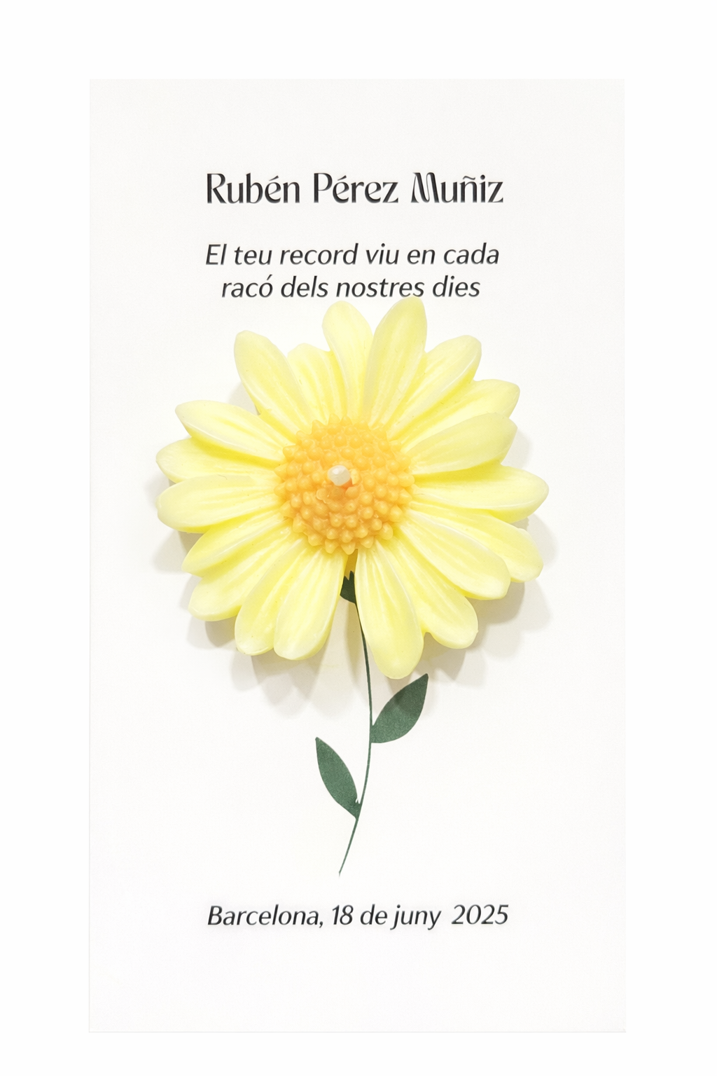 Recordatorio funerario elegante con flor artesanal amarilla en relieve sobre tarjeta conmemorativa minimalista, estilo lujo editorial, homenaje delicado y personalizado.