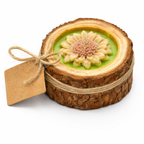Vela conmemorativa artesanal con diseño floral en cera, recordatorio funerario elegante presentado en base de madera natural.