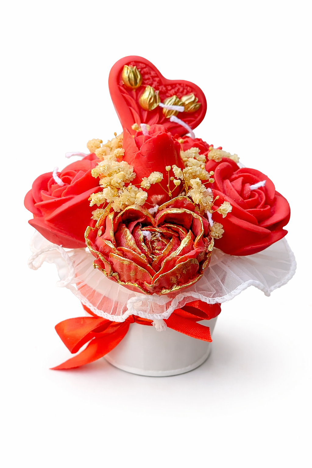 Centro floral decorativo de lujo con siete rosas rojas de acabado artesanal, pieza central con detalles dorados, pequeñas flores secas marfil y corazón decorativo rojo, presentado sobre base blanca con encaje delicado y lazo rojo, estilo romántico premium.