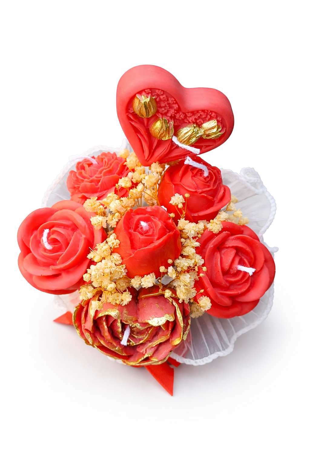 Vista cenital de arreglo floral de lujo con rosas rojas esculpidas, flor central con acabado dorado y detalles florales secos en tono marfil, coronado por corazón ornamental rojo, composición sofisticada de inspiración romántica.