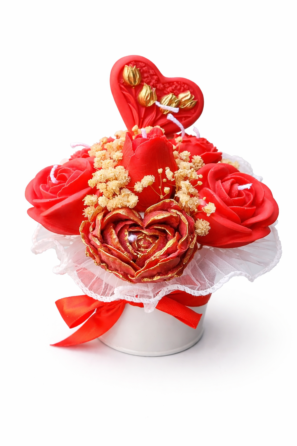 Centro floral de diseño exclusivo con rosas rojas artesanales, flor protagonista con bordes dorados, delicado encaje blanco envolvente, flores secas decorativas y lazo rojo satinado, pieza de estética romántica y lujo contemporáneo.