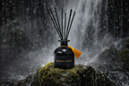 Difusor de fragancia de lujo Bruma de Azahar en entorno natural con agua y musgo evocando frescor y serenidad