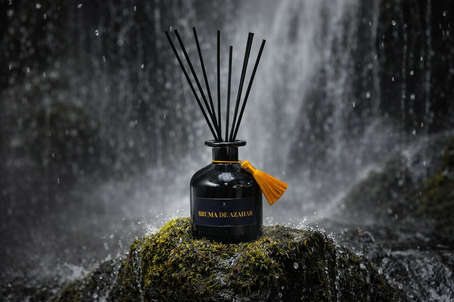 Difusor de fragancia de lujo Bruma de Azahar en entorno natural con agua y musgo evocando frescor y serenidad