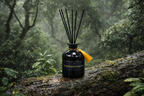 Difusor de fragancia de lujo Bosque Mediterráneo en un entorno natural de bosque, evocando calma, frescor y elegancia mediterránea, Colección HÁBITAT.