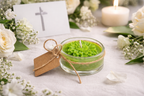 Vela conmemorativa sobre mesa con flores blancas y vela encendida al fondo, recuerdo funerario elegante, atmósfera serena y luminosa de despedida.