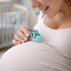 Mujer embarazada sosteniendo una vela en forma de zapatito de bebé azul pastel sobre el vientre, fotografía lifestyle delicada que simboliza maternidad, ternura y espera, estilo editorial de lujo.