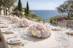 Centro floral artesanal de velas en tonos lavanda empolvado y blanco perla sobre mesa imperial en boda mediterránea de lujo frente al mar, decoración elegante y sofisticada de día.
