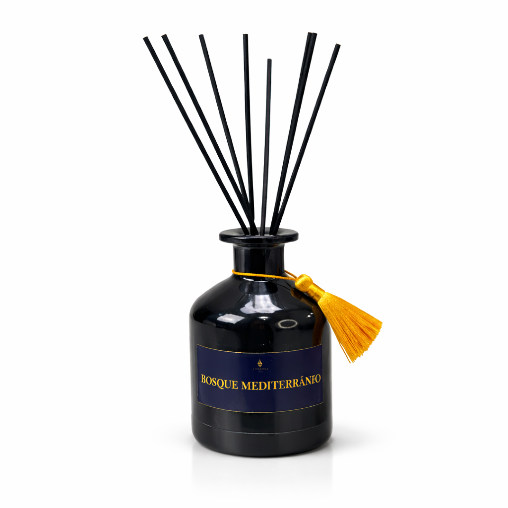 Difusor de fragancia de lujo Bosque Mediterráneo de A Toda Vela BCN, en frasco negro con varillas negras y detalle dorado, 200 ml.