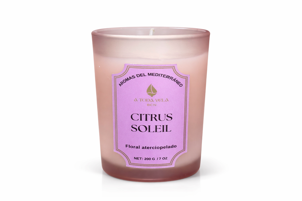 Vela aromática de lujo Citrus Soleil de la colección Aromas del Mediterráneo en vaso de cristal, aroma cítrico luminoso y diseño elegante.