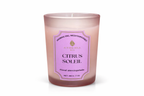 Vela aromática de lujo Citrus Soleil de la colección Aromas del Mediterráneo en vaso de cristal, aroma cítrico luminoso y diseño elegante.