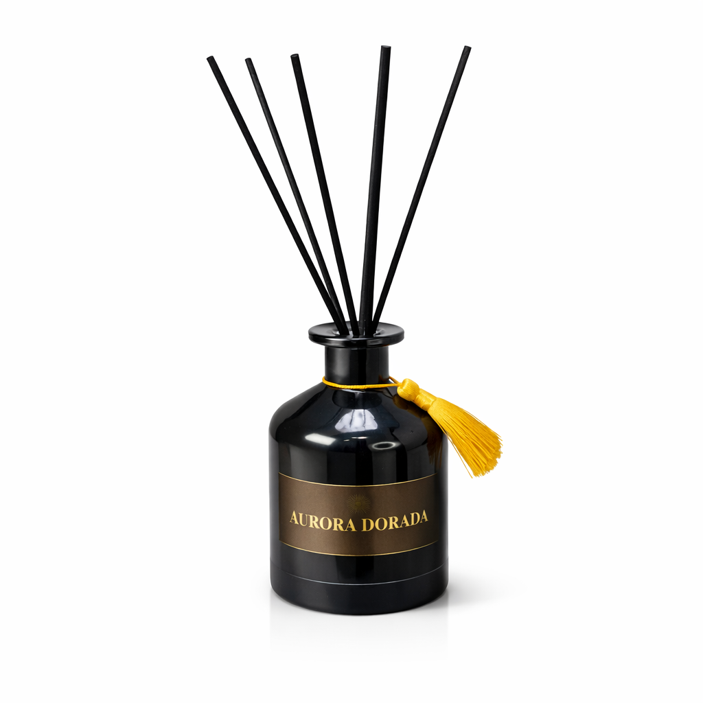 Difusor de fragancia de lujo Aura Dorada 200 ml en frasco de vidrio oscuro con varillas negras y detalle dorado