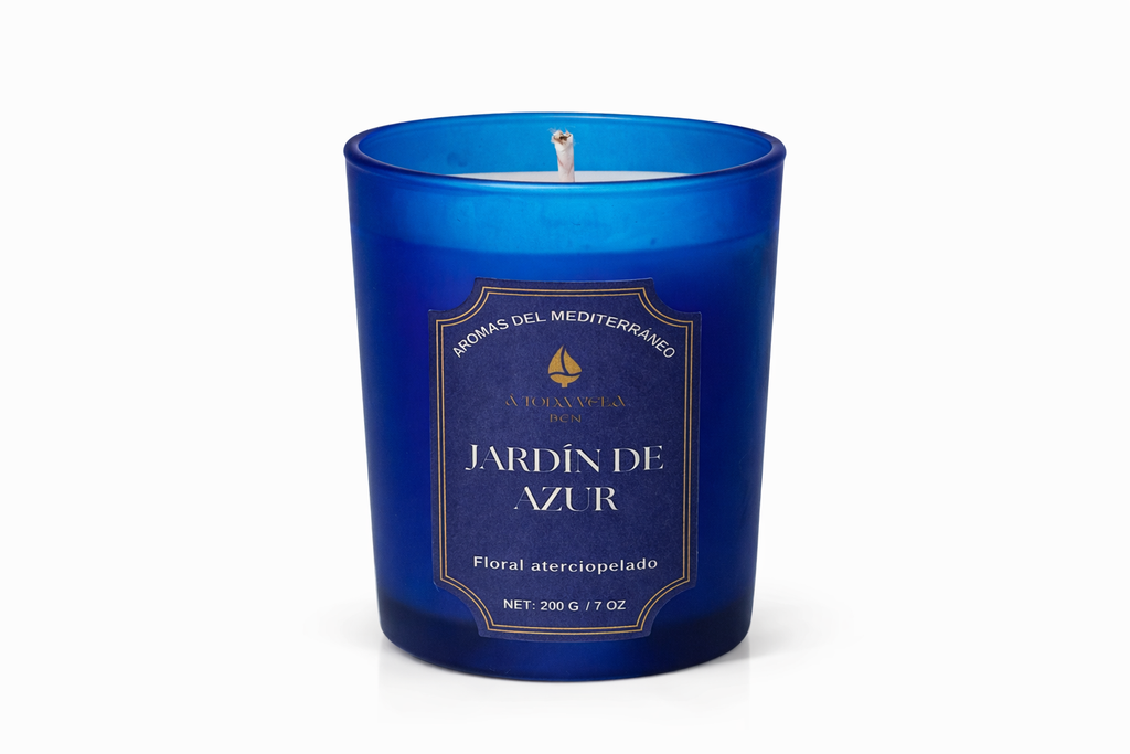 Vela aromática de lujo Jardín de Azur de la colección Aromas del Mediterráneo en vaso de cristal azul, aroma floral elegante y diseño sofisticado.