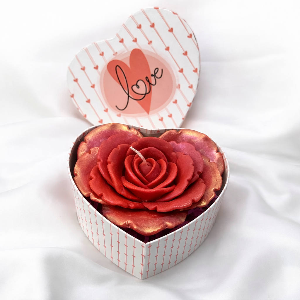 Centro floral de cera Solo Tú en caja con forma de corazón, con una flor de cera roja, presentado como detalle romántico para pareja