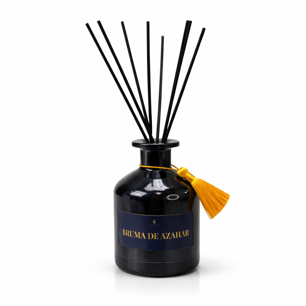 Difusor de fragancia de lujo Bruma de Azahar 200 ml en frasco de vidrio oscuro con varillas negras y detalle dorado