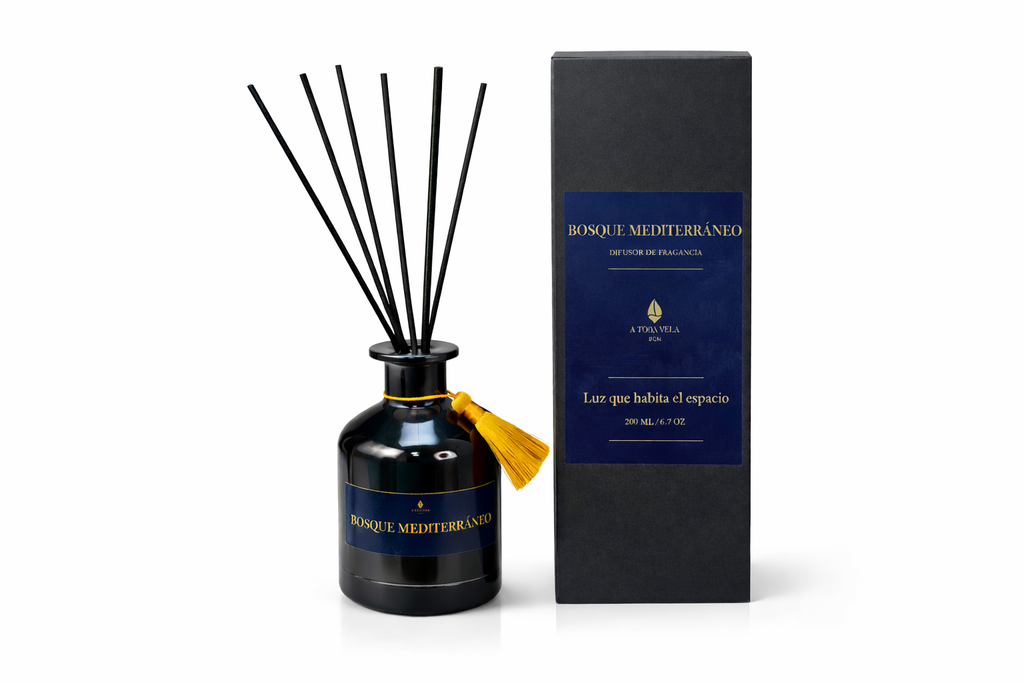 Difusor de fragancia Bosque Mediterráneo con su caja premium negra y detalles dorados, diseño elegante de la Colección HÁBITAT de A Toda Vela BCN.